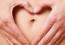 Symbolbild Bücher zur weiblichen Sexualität - Bauch mit Händen