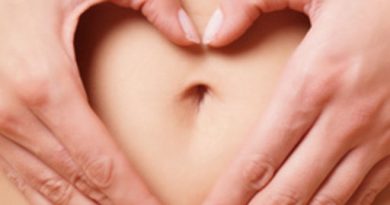 Symbolbild Bücher zur weiblichen Sexualität - Bauch mit Händen